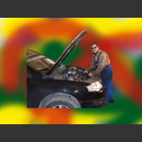 Typowy mechanik naprawia samochód mechanicy