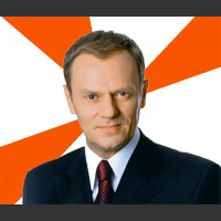 Donald Tusk patrzy klasyczny mem