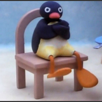 Obrażony pingwinek zły pingwin na krześle założone ręce