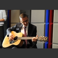 Morawiecki gra na gitarze