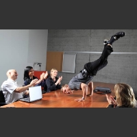 Sukces tańczy breakdance na stole w firmie